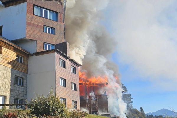 Feroz incendio en un histórico hotel turístico de Bariloche: el fuego habría comenzado por una quema de hojas secas