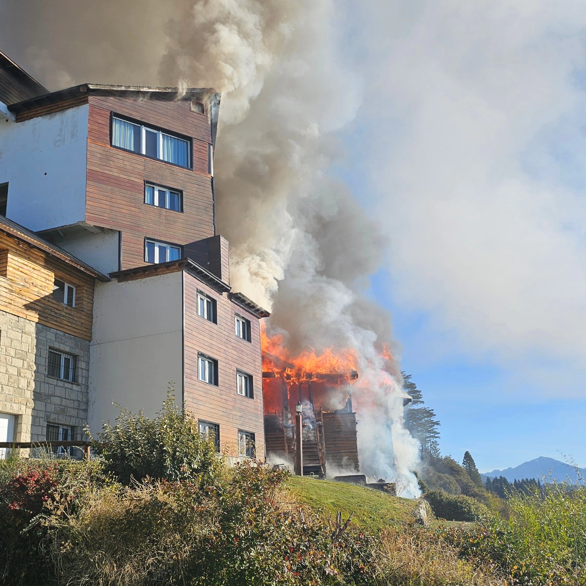 Feroz incendio en un histórico hotel turístico de Bariloche: el fuego habría comenzado por una quema de hojas secas
