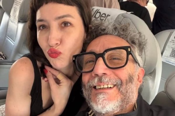 Fito Páez y Sofía Gala se dieron su primer beso en público: el video del romántico momento