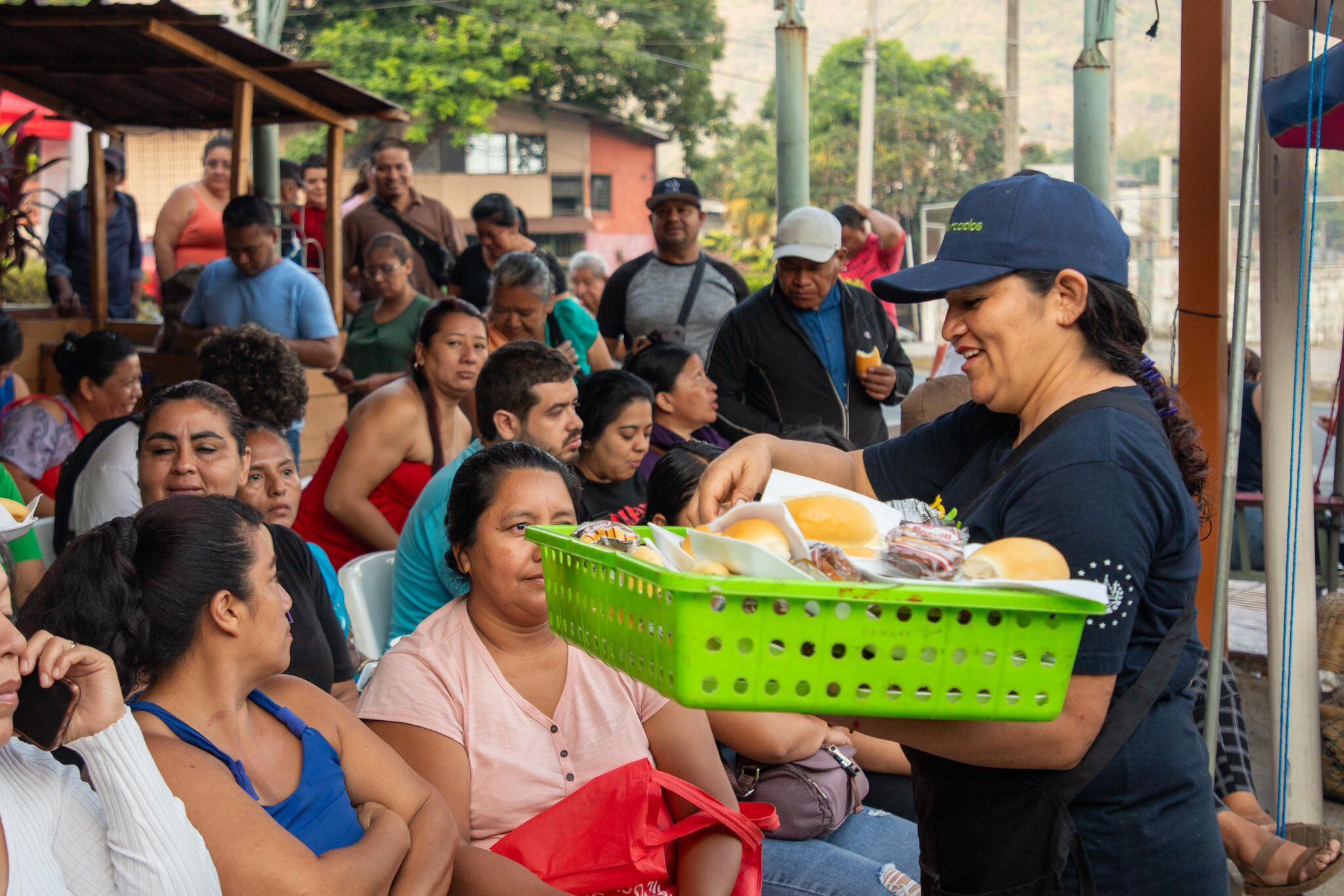 Cientos de madres salvadoreñas participaron en la entrega de desayunos gratuitos durante la celebración del Día de la Madre. (Foto cortesía MAG)