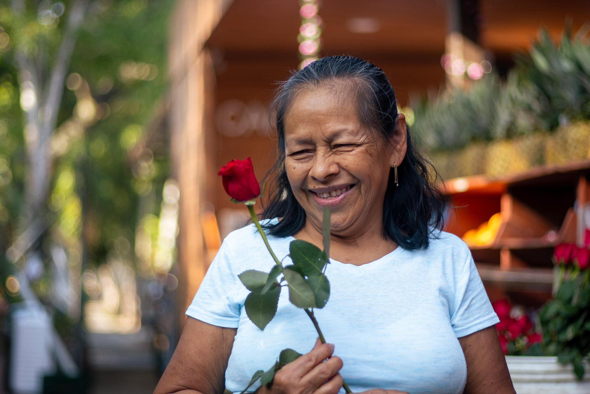 Productores locales ofrecen frutas frescas en el agromercado, pero también entregaron rosas durante la jornada dedicada a las madres. (Foto cortesía MAG)