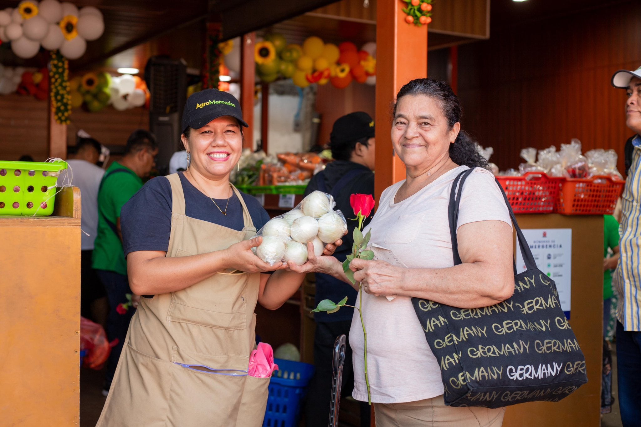 Representantes del MAG entregan regalos a madres que hicieron compras este domingo. (Foto cortesía MAG)