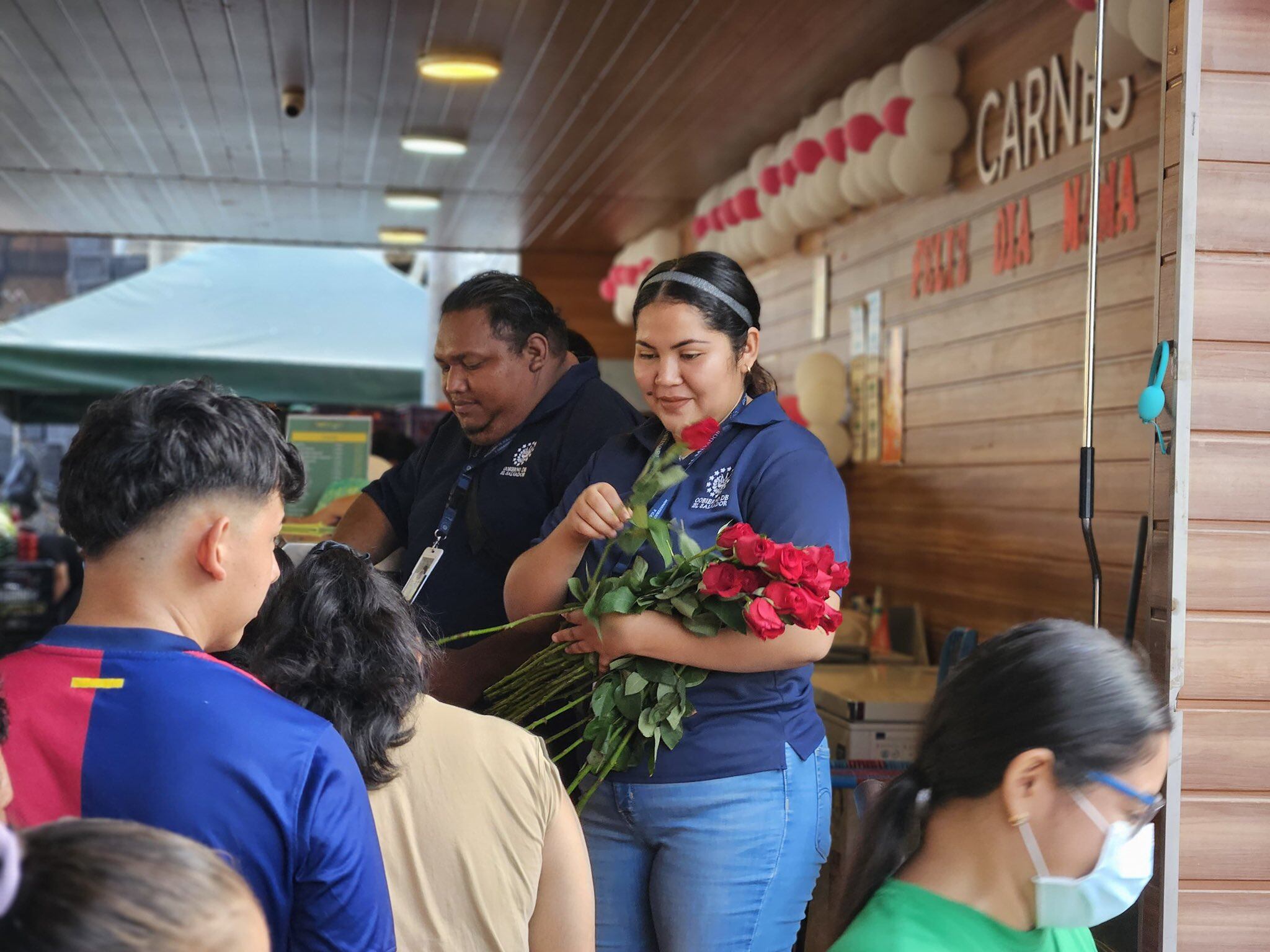 Familias enteras acuden diariamente a los agromercados para abastecerse de granos básicos y verduras, pero esta vez fueron sorprendidos. (Foto cortesía MAG)