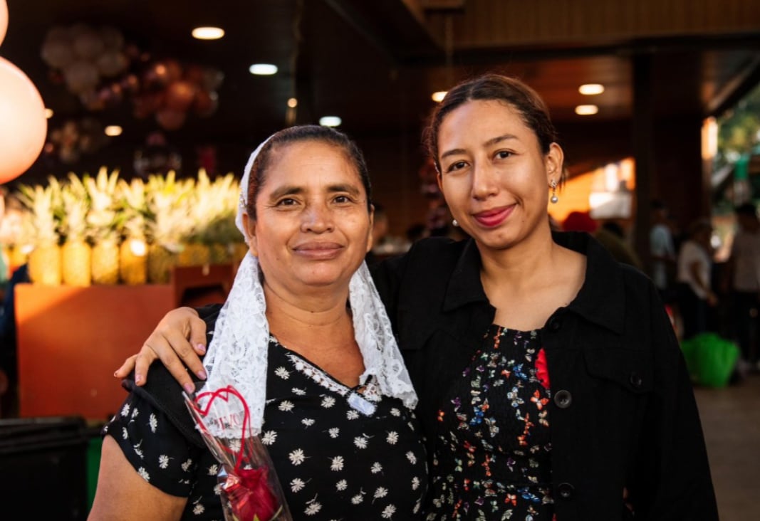 Madres acuden acompañadas a los más de 50 agromercados ubicados en diferentes puntos del territorio nacional para ofertar productos frescos a precios accesibles. (Foto cortesía MAG)