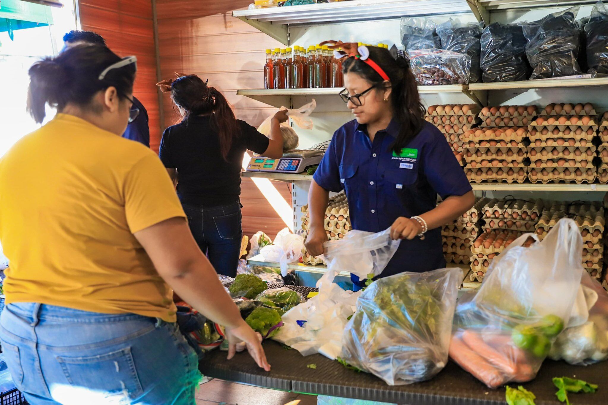 Según el MAG, el 70 % de los productos ofertados en los agromercados son de origen nacional y para 2026 se proyecta alcanzar el 80 %. (Foto cortesía MAG)