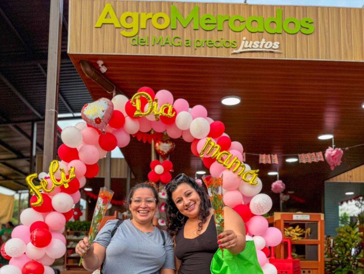 Decenas de madres salvadoreñas recibieron rosas al ingresar a los agromercados como parte de la celebración. (Foto cortesía MAG)