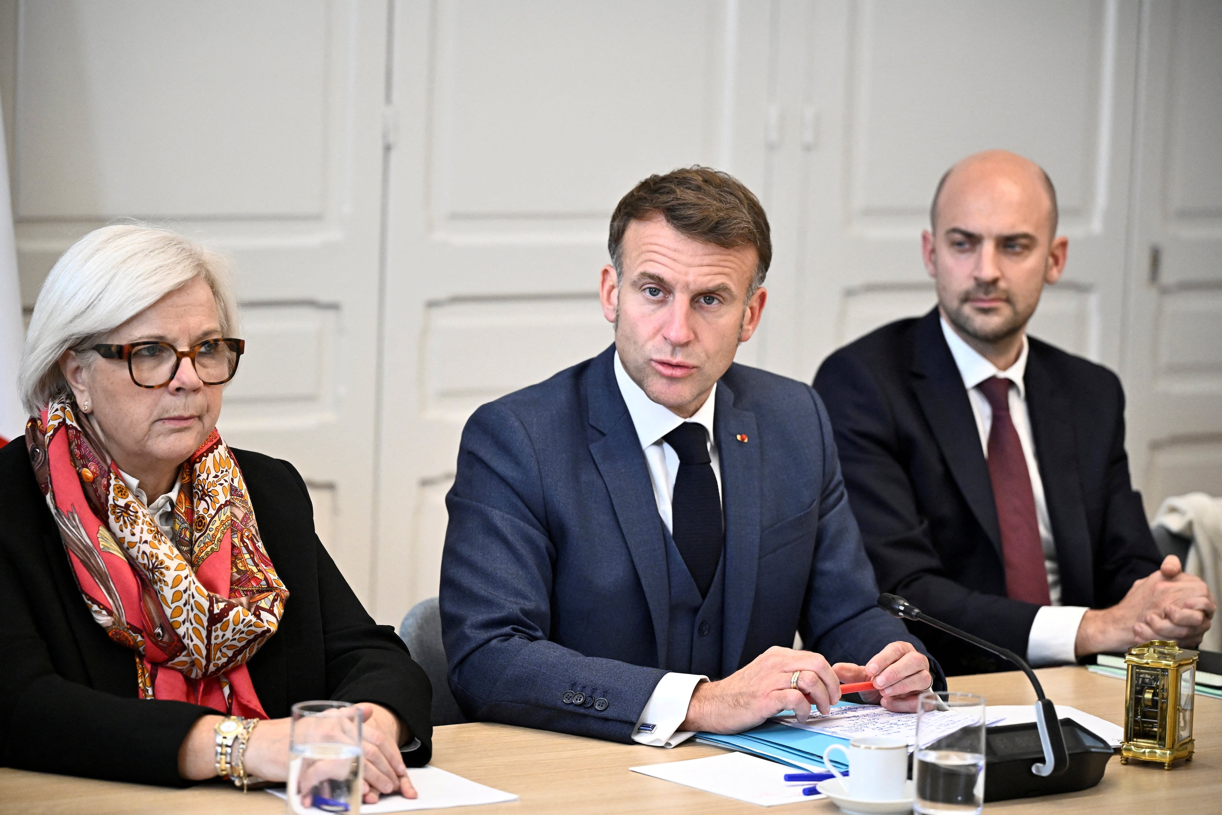 El presidente francés, Emmanuel Macron, acompañado por el canciller Jean-Noël Barrot, durante una declaración en el Palacio del Elíseo en París (REUTERS/Archivo)