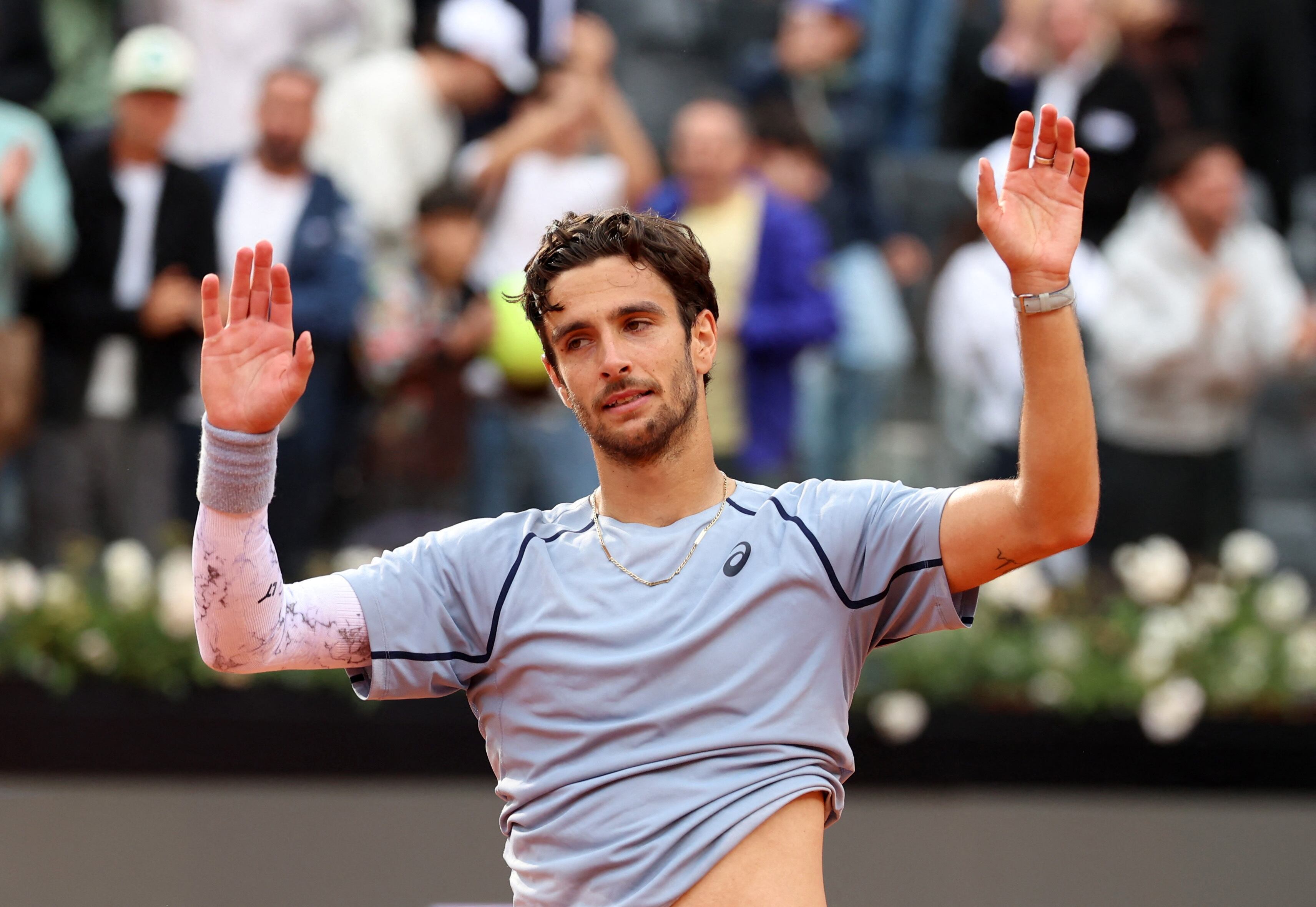 Lorenzo Musetti celebra el triunfo sobre Francisco Cerundolo (Fuente: REUTERS/Ciro De Luca)