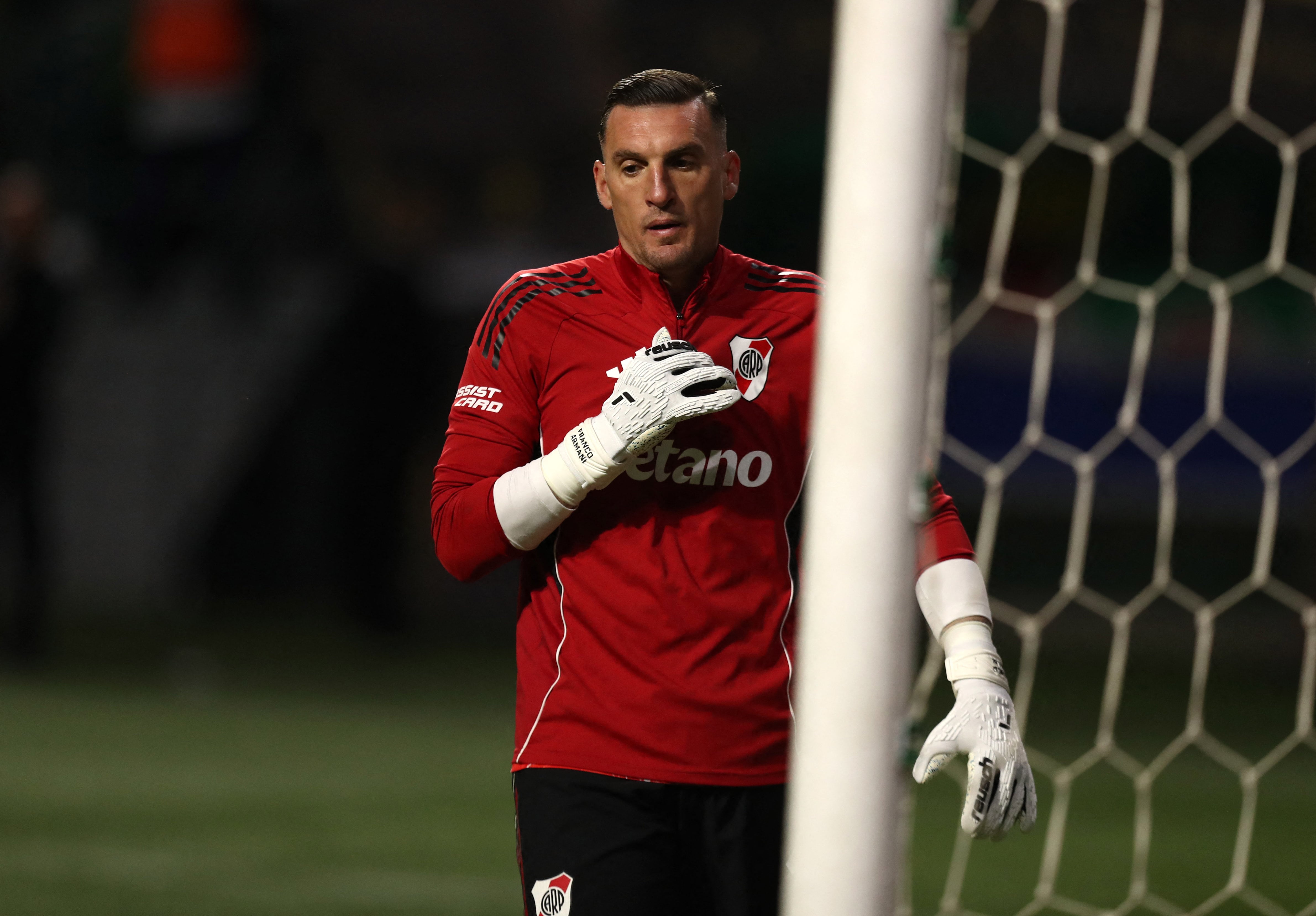 Soccer Football - Copa Libertadores - Quarter Finals - Second Leg - Palmeiras v River Plate - Allianz Parque, Sao Paulo, Brazil - September 24, 2025 River Plate's Franco Armani during the warm up before the match REUTERS/Jean Carniel