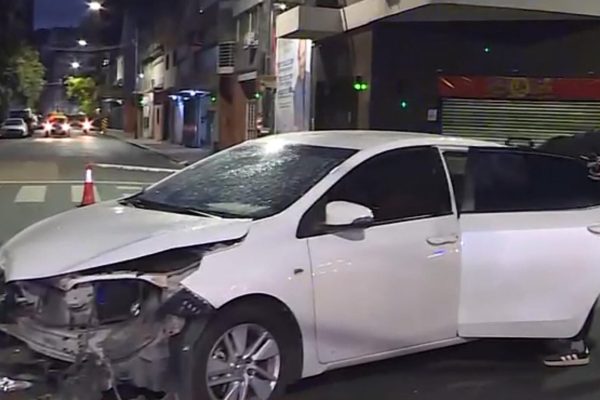 Fuerte choque entre dos autos en el barrio porteño de Almagro: uno de los conductores habría cruzado en rojo