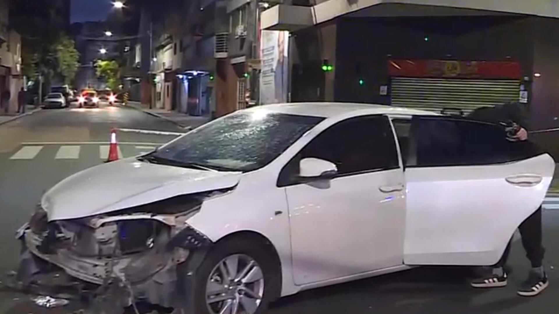 Fuerte choque entre dos autos en el barrio porteño de Almagro: uno de los conductores habría cruzado en rojo