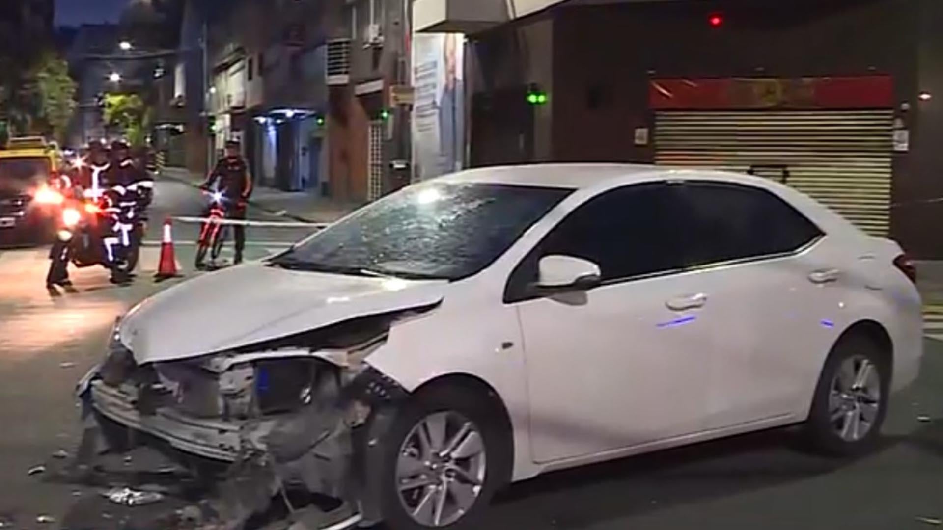 El Corolla terminó con el frente destruido (Captura C5N)