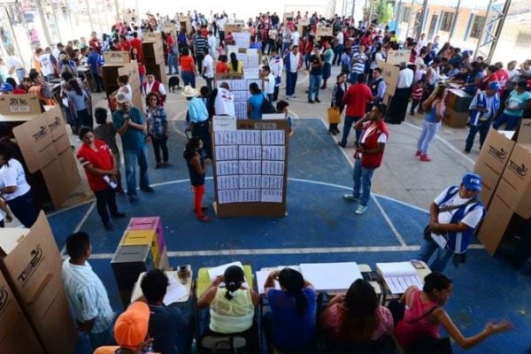 Gobierno de El Salvador pide retirar cinco diputaciones a San Salvador y una a La Libertad para asignarlas a la diáspora