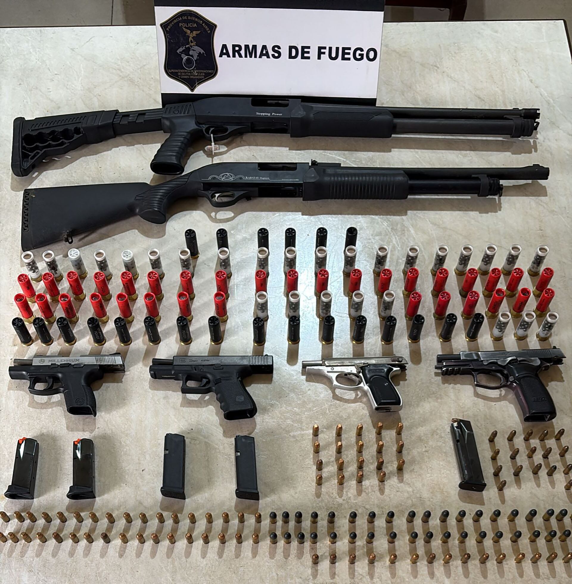 Parte del arsenal incautado en los allanamientos. 
