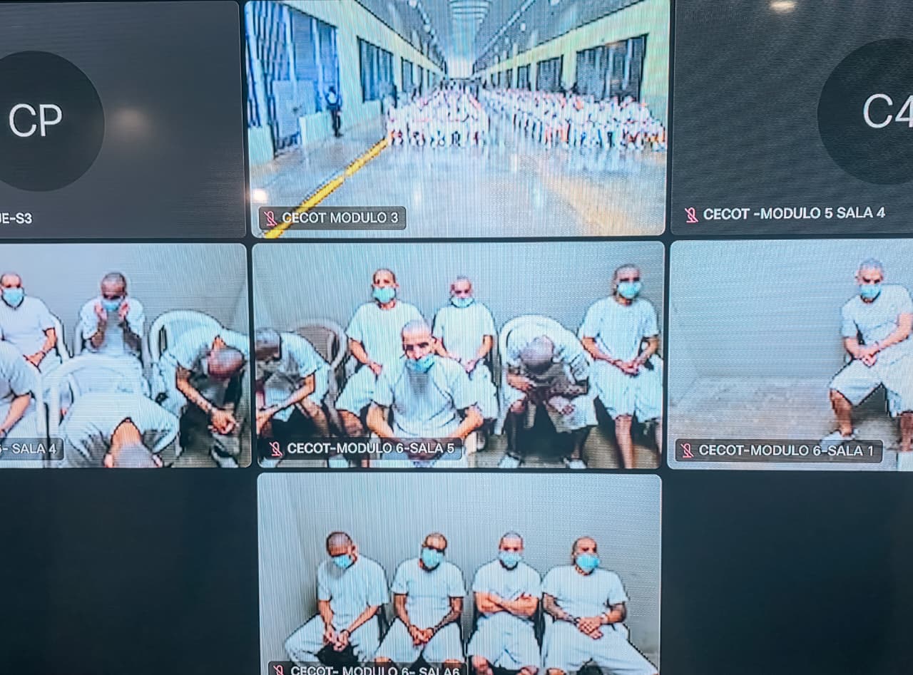 Vista general de internos del Centro de Confinamiento del Terrorismo (CECOT) en El Salvador, conectados por videoconferencia durante la Audiencia Única Abierta contra la estructura jerárquica de la Mara Salvatrucha (MS-13) (Cortesía FGR).