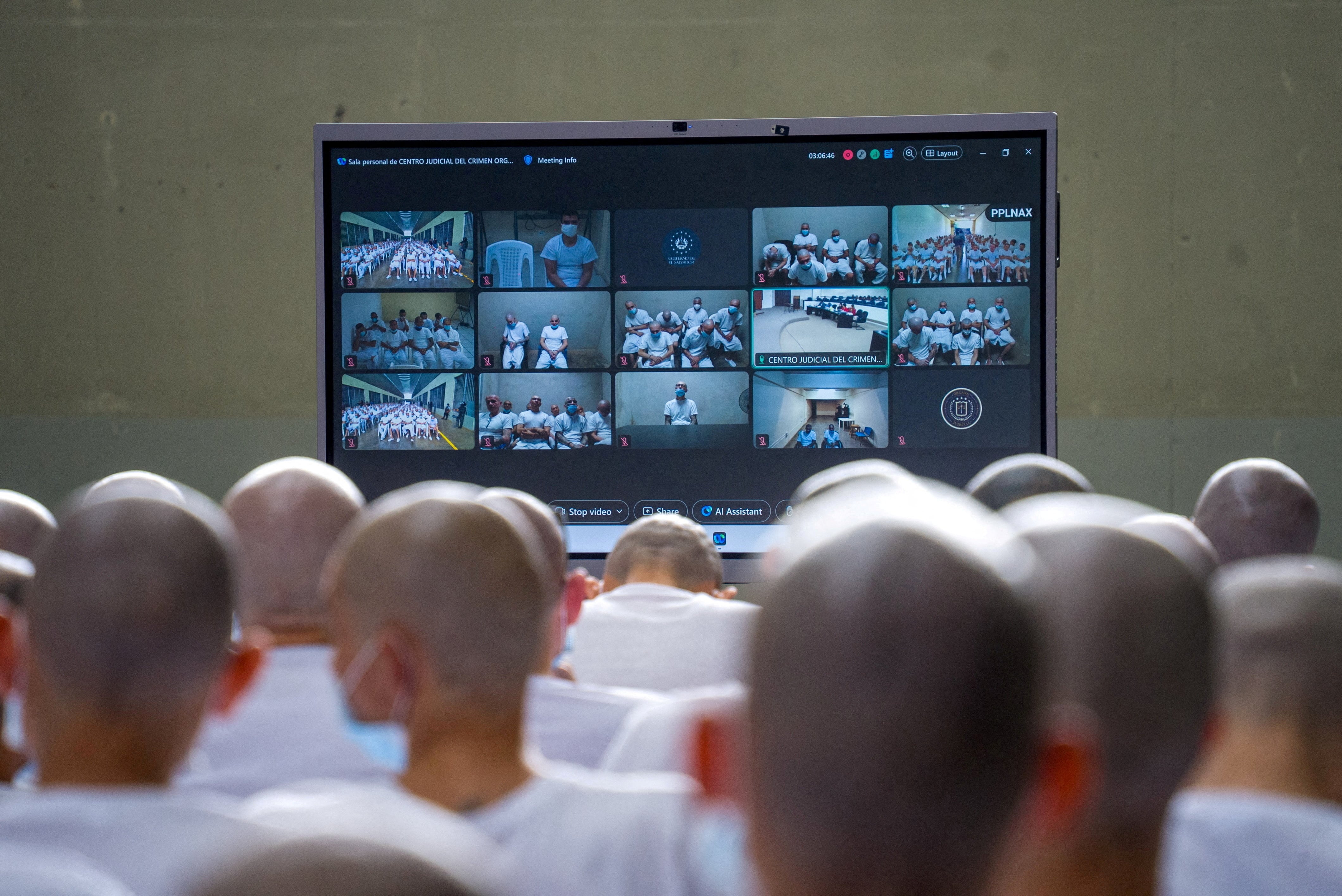 Detenidos de la MS-13 observan el desarrollo del juicio de forma remota, desde los distintos módulos del centro penitenciario, en el marco del proceso masivo contra la cúpula y mandos intermedios de la estructura.