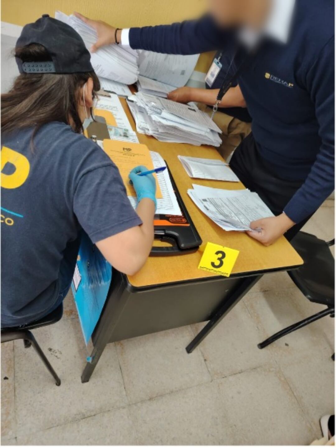 Autoridades guatemaltecas realizan operativos como parte de la investigación por la expedición irregular de documentos./(Ministerio Público de Guatemala)