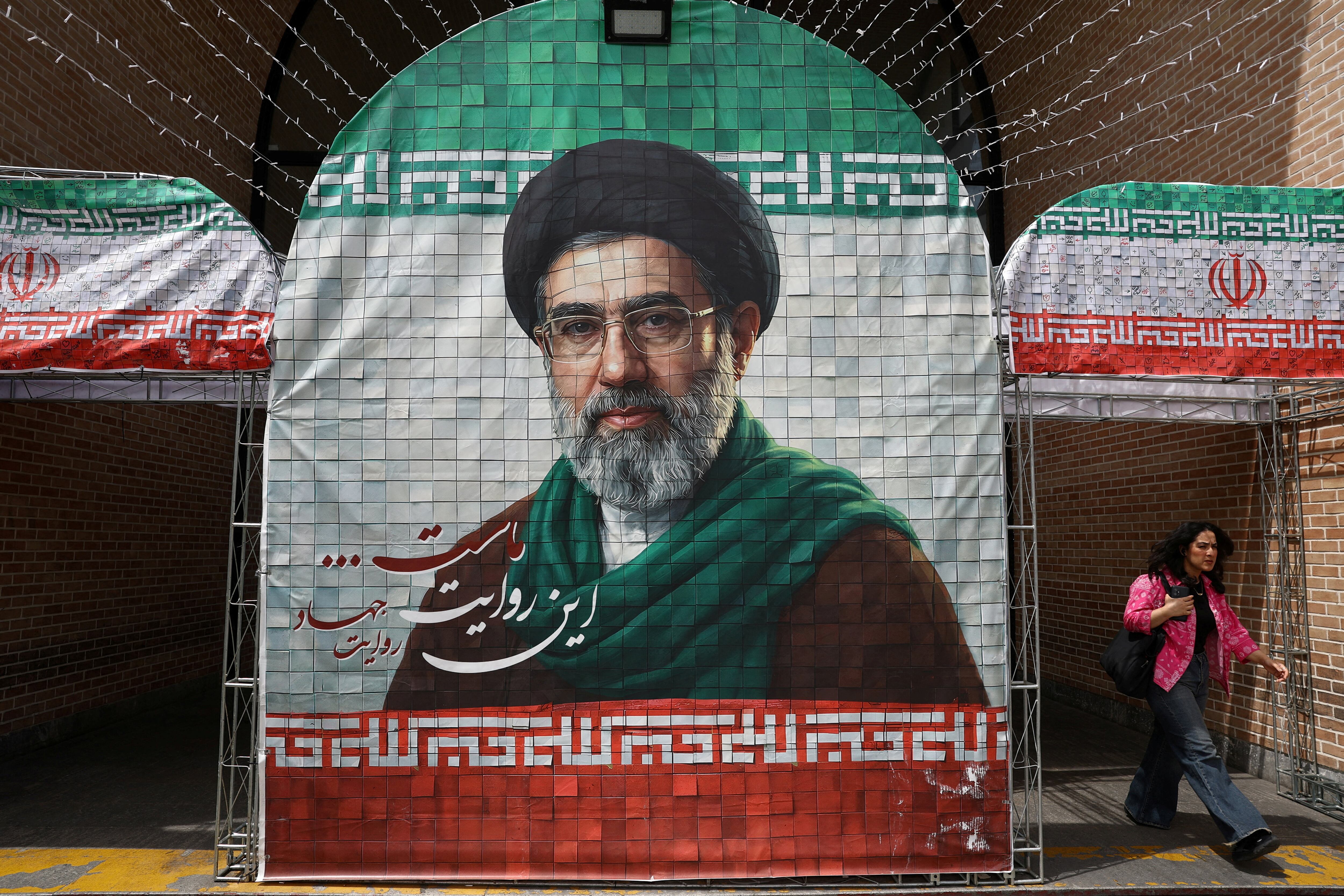 Dos fuentes iraníes indicaron antes de esas declaraciones que el líder supremo iraní, el ayatollah Mojtaba Khamenei, ordenó que el uranio no salga del país (REUTERS)