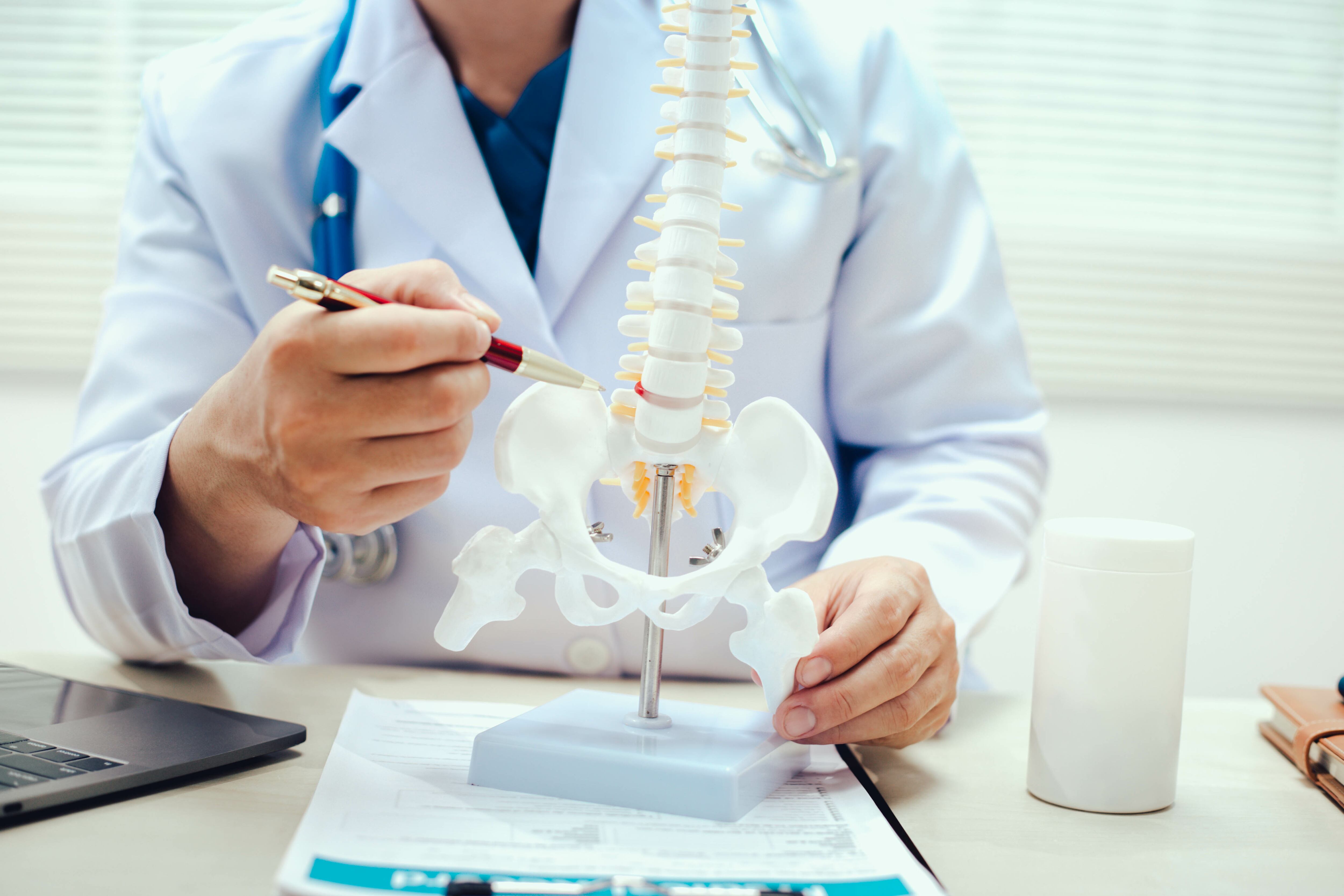 Esta afección de la columna suele aparecer entre los 30 y 50 años y puede provocar dolor irradiado, debilidad o entumecimiento 