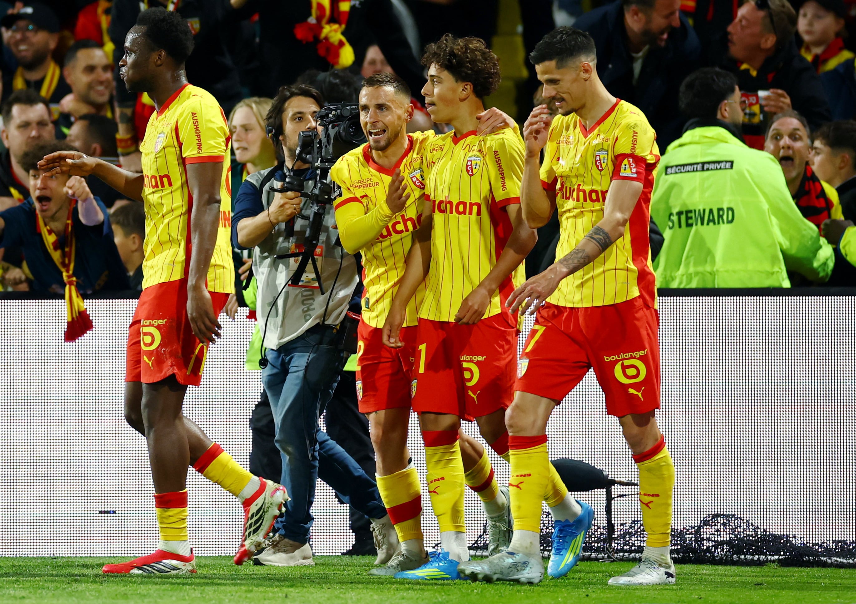 Un gol de Mezian Mesloub a los 15 segundos de su ingreso le dio al Lens la victoria y la clasificación a la Champions League (REUTERS/Yves Herman)