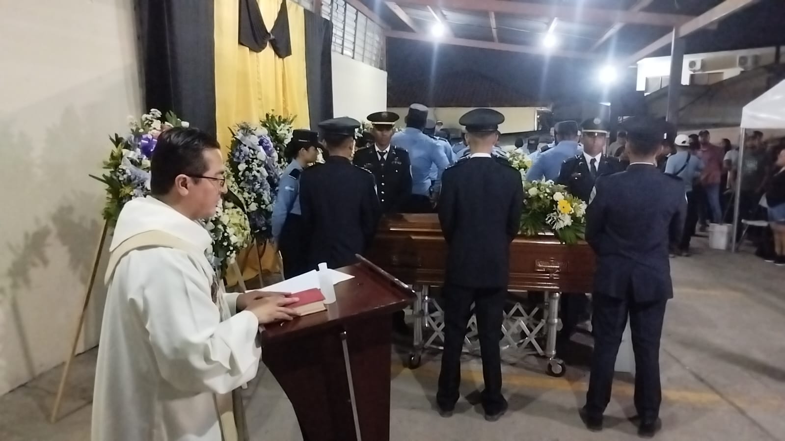 Imágenes de dolor y respeto marcan la despedida a los agentes, víctimas de un ataque violento en Honduras. (Cortesía: Diario La Prensa)