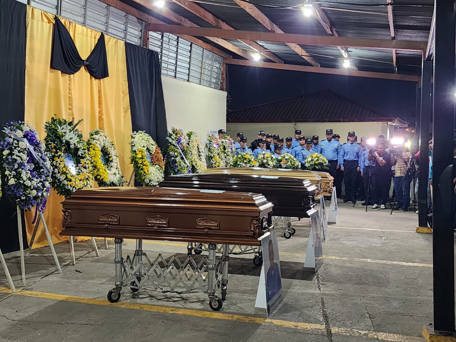 Compañeros de la DIPAMPCO y familiares lloran durante la despedida de los cinco agentes asesinados en cumplimiento del deber. (Cortesía: Policía Nacional de Honduras)