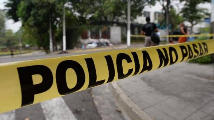 Equipos policiales realizaron inspecciones en el establecimiento donde ocurrió el ataque. (Foto: Referencia)