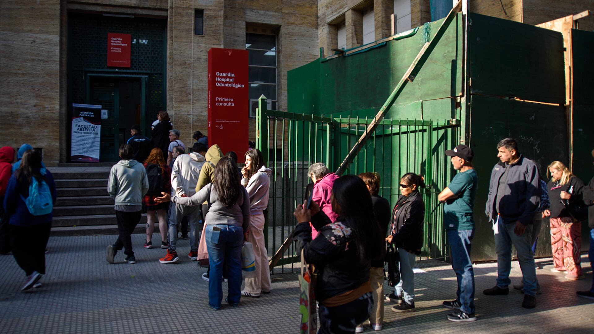 Largas filas en las afueras de la Facultad de Odontología para tener atención gratuita (Adrián Escandar) 