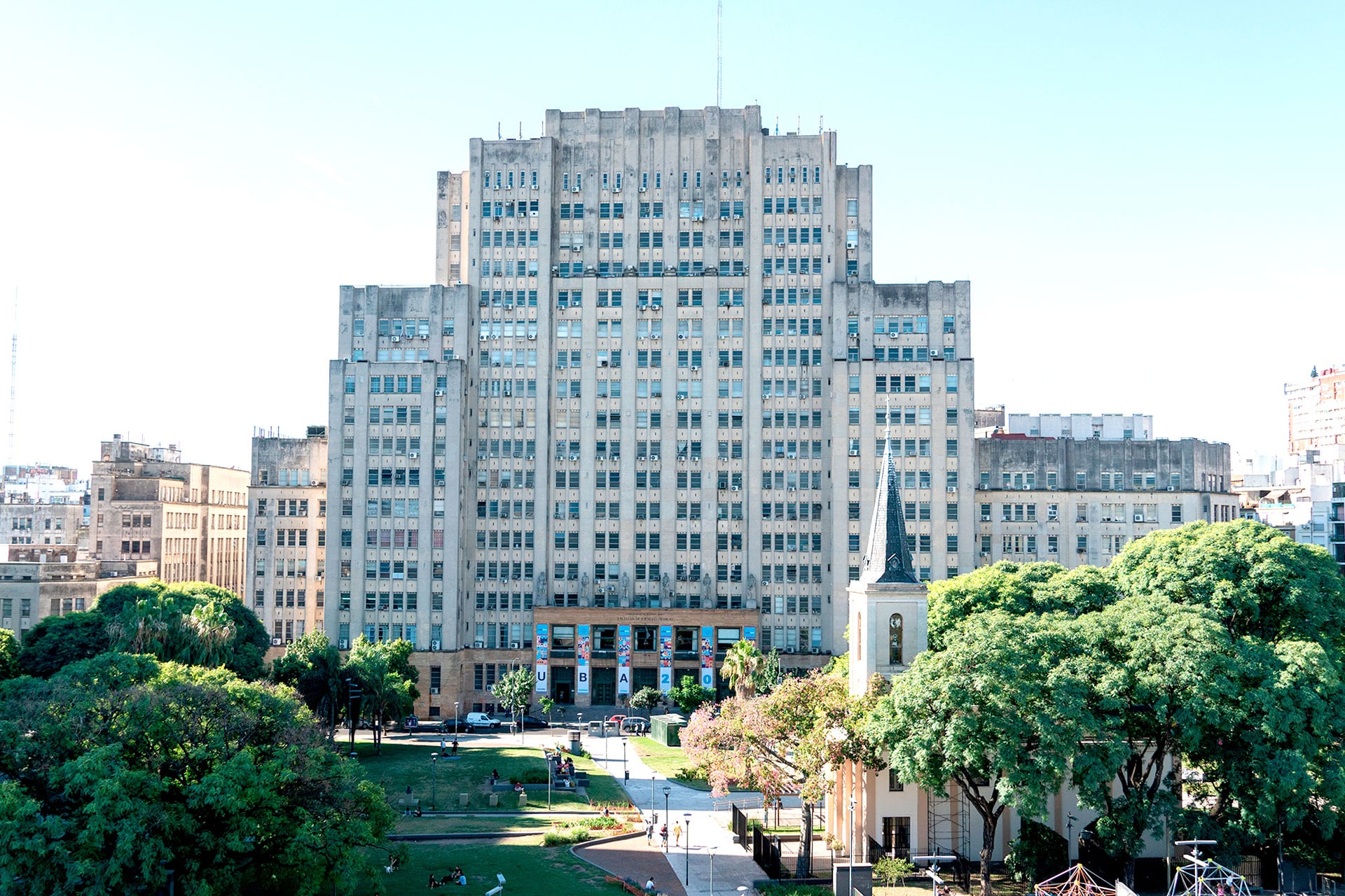 Los hospitales de la UBA atienden a setecientas mil personas por año y hoy enfrentan una crisis por la falta de fondos operativos del Gobierno nacional 