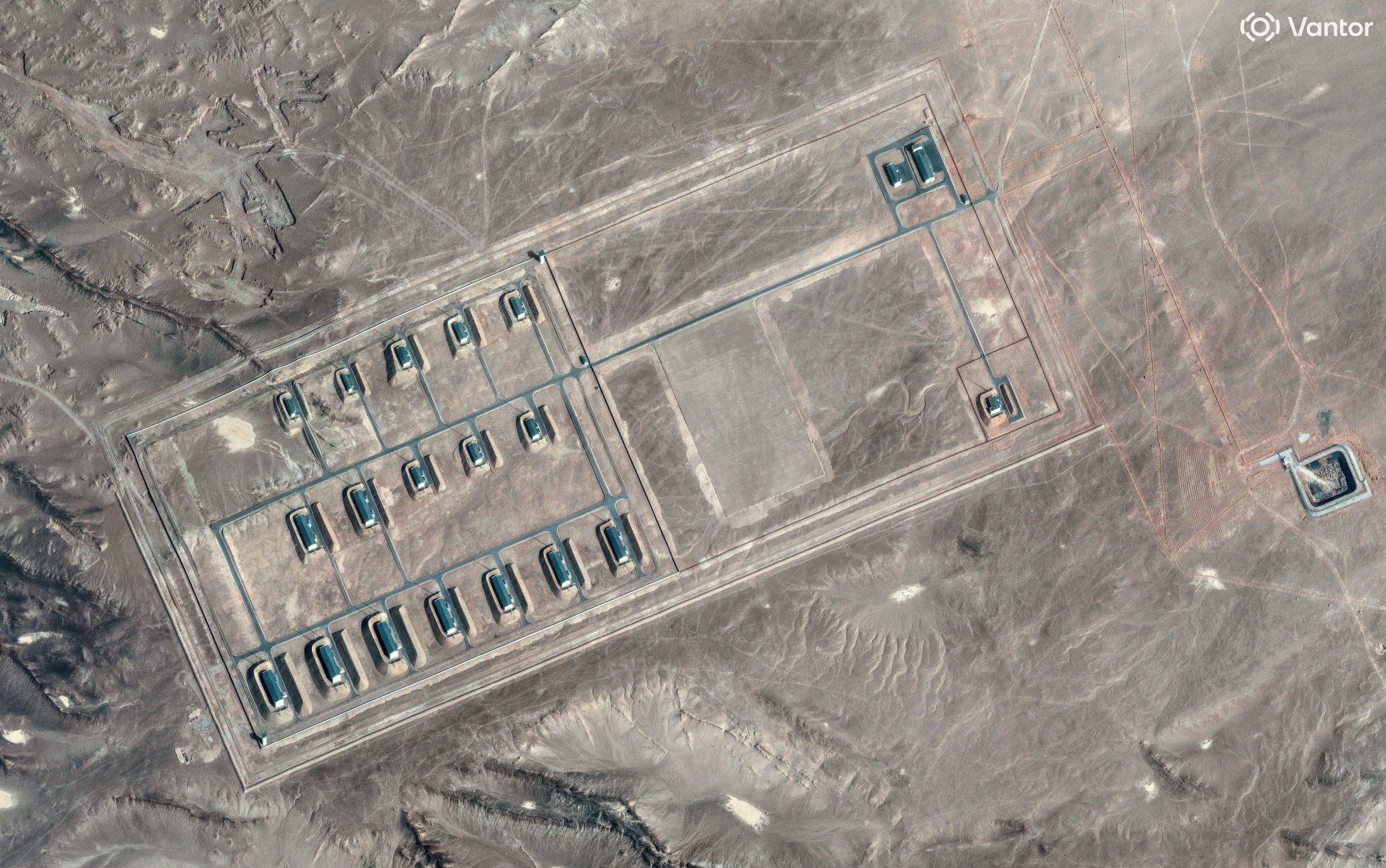 Imágenes satelitales revelan una red de infraestructura militar secreta junto a los silos nucleares chinos en Xinjiang