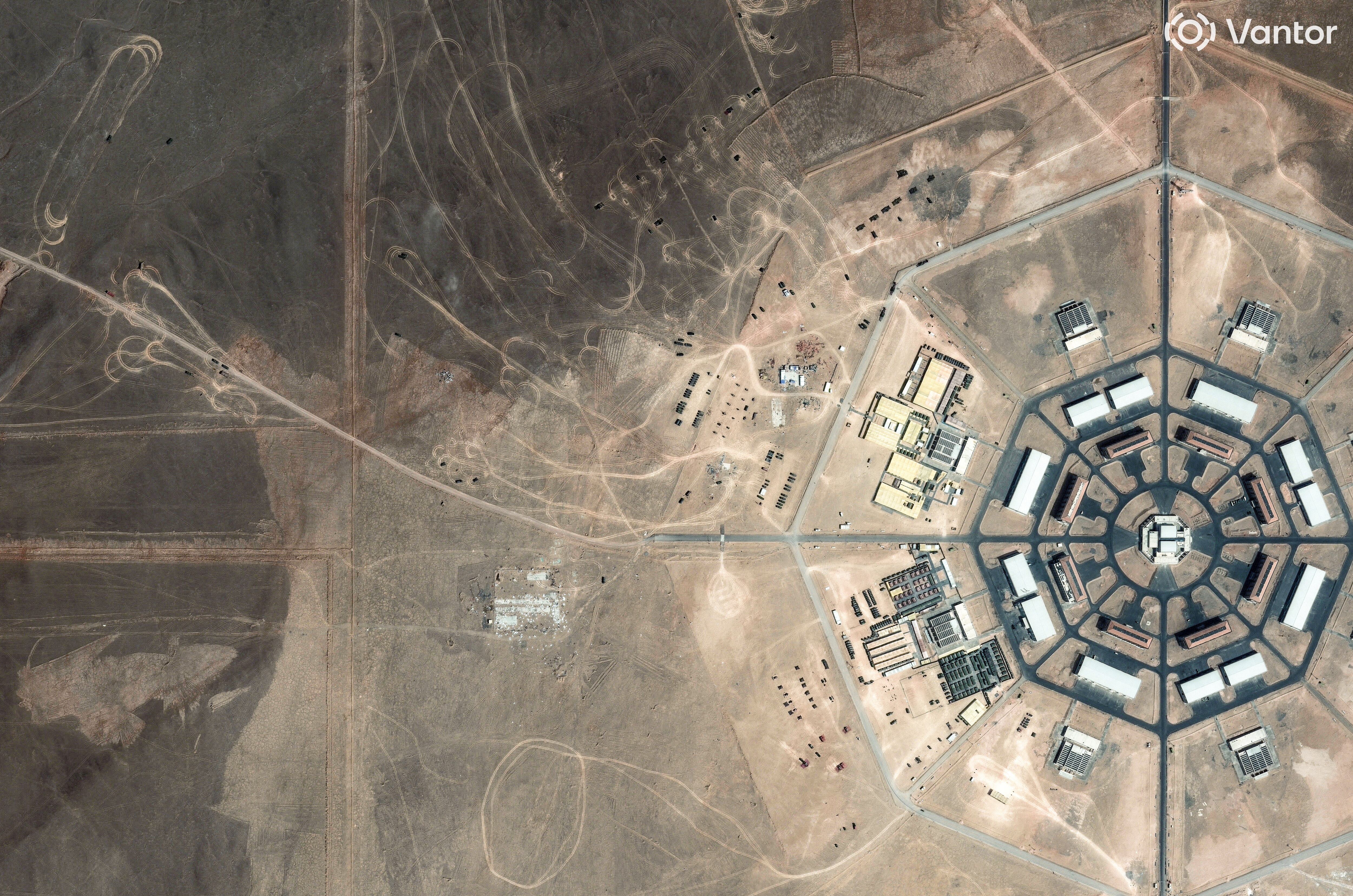 Una imagen satelital muestra actividad militar en curso en el borde de la instalación octogonal de Xinjiang, en la Región Autónoma Uigur de Xinjiang, China, 11 de mayo de 2026. Vantor/Handout vía REUTERS