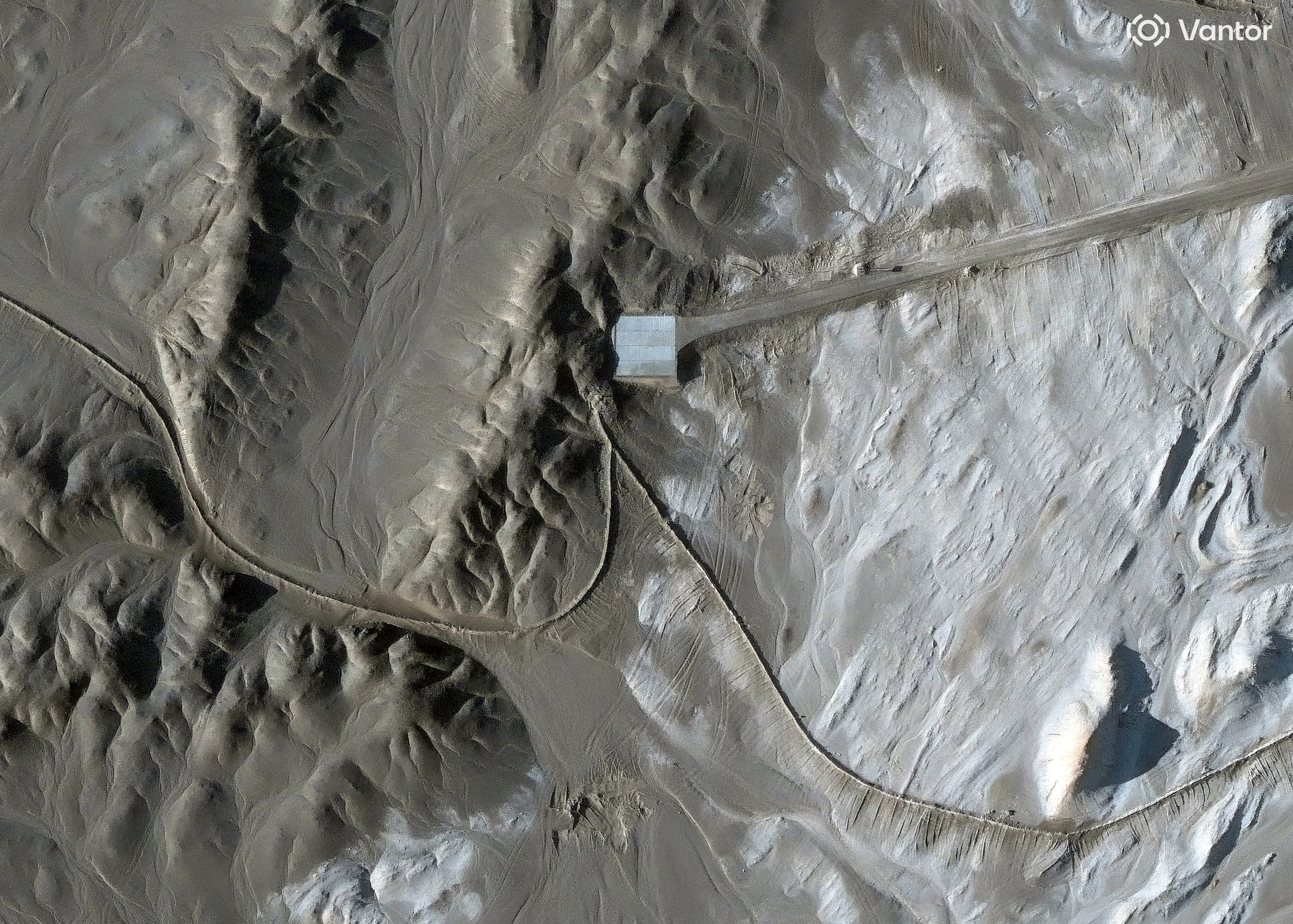 Una imagen satelital muestra lo que los analistas de seguridad describen como una plataforma de lanzamiento que forma parte de dos redes aisladas en el desierto, conectadas por carreteras y posibles conductos de comunicación, en la Región Autónoma Uigur de Xinjiang, China, el 10 de abril de 2026. Vantor/Handout vía REUTERS