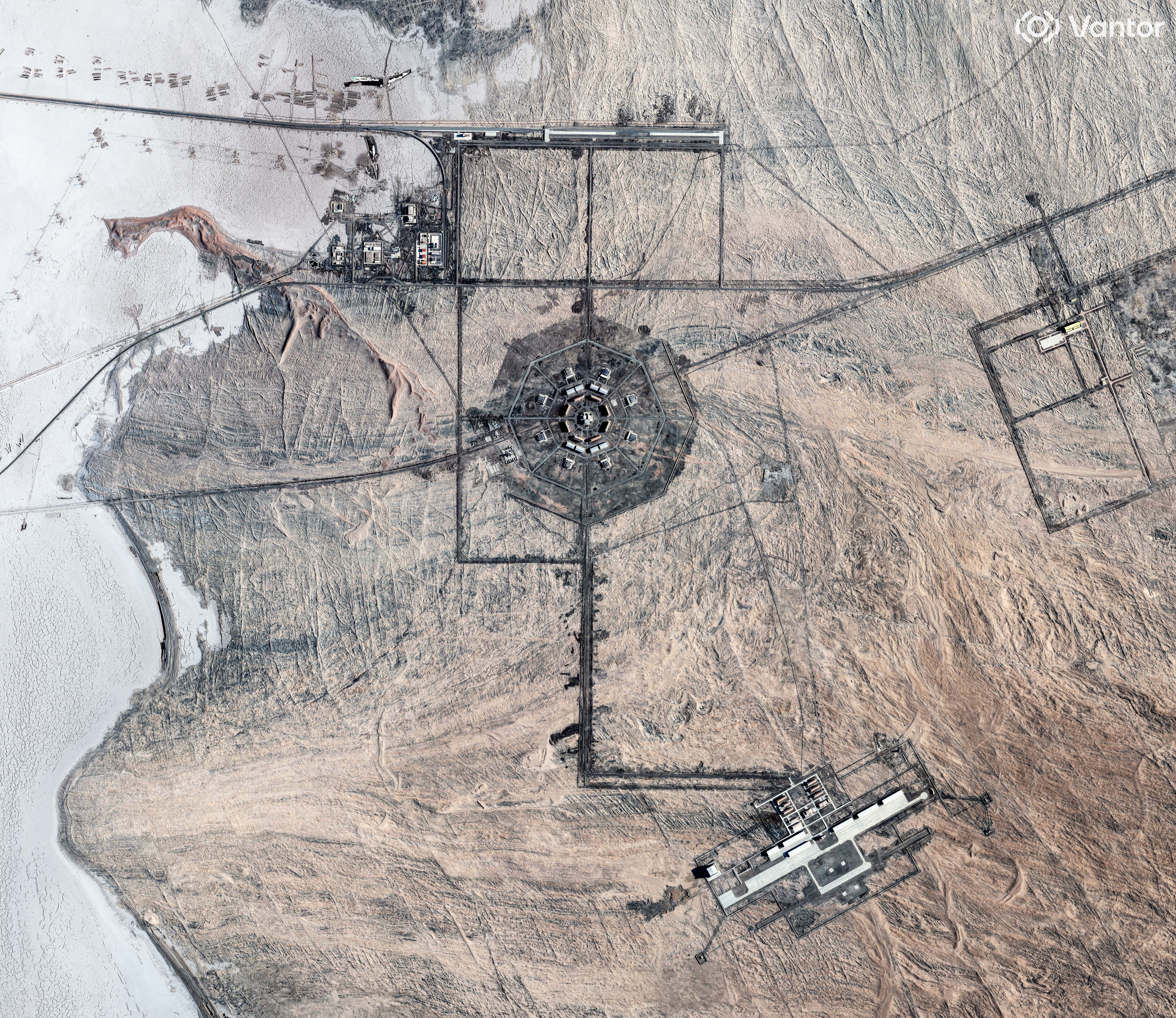 Una imagen satelital muestra una de las dos instalaciones militares octogonales de Xinjiang, que según los analistas probablemente dan apoyo a los silos de Hami, cerca de un aeródromo al sur y una terminal ferroviaria al norte, en la Región Autónoma Uigur de Xinjiang, China, 4 de agosto de 2025. Vantor/Handout vía REUTERS