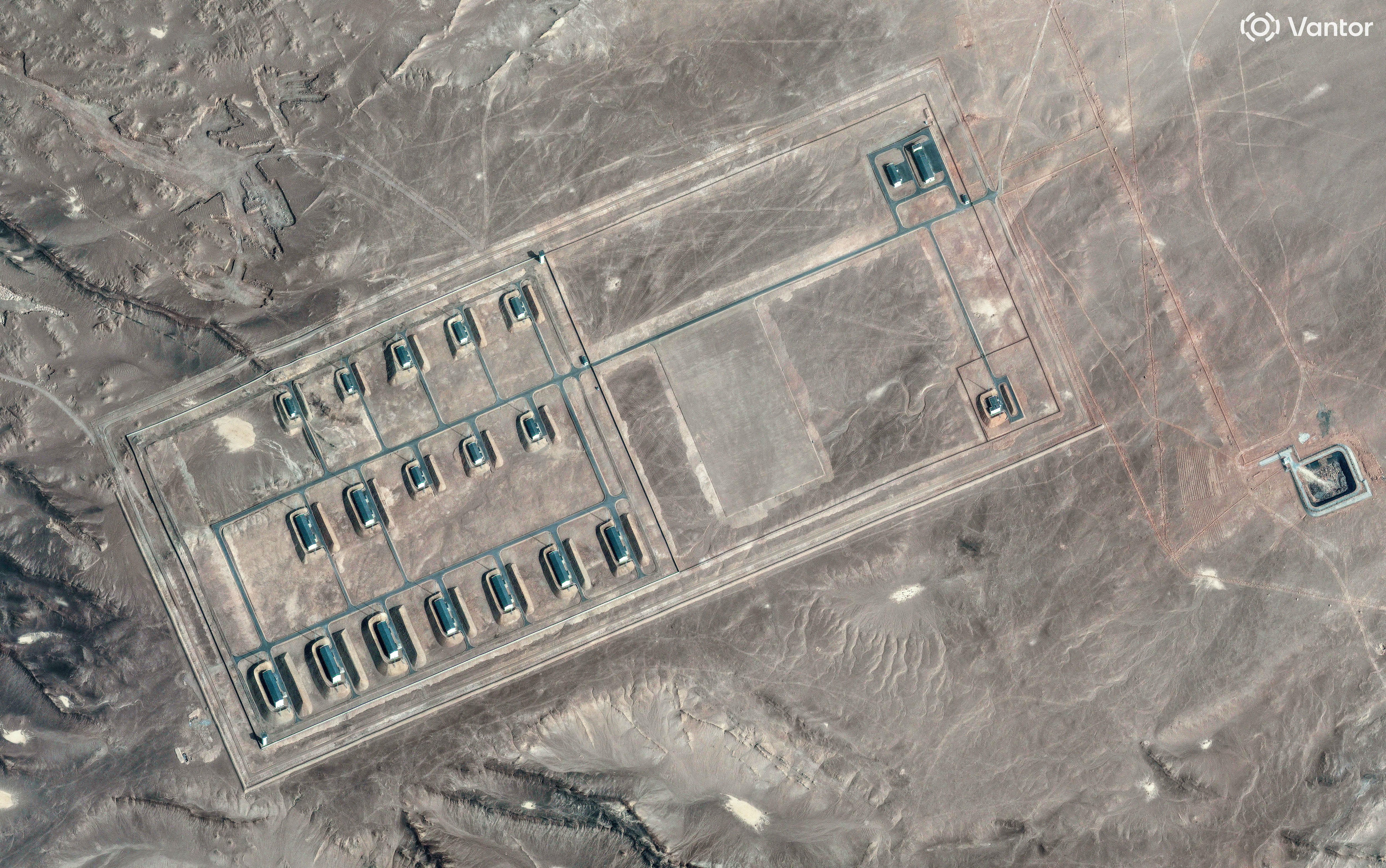 Una imagen satelital muestra lo que los analistas de seguridad describen como una instalación fortificada de almacenamiento de armas, revelando revestimientos alrededor del edificio, un muro perimetral y torres de vigilancia, en la Región Autónoma Uigur de Xinjiang, China, el 19 de marzo de 2026. Vantor/Handout vía REUTERS