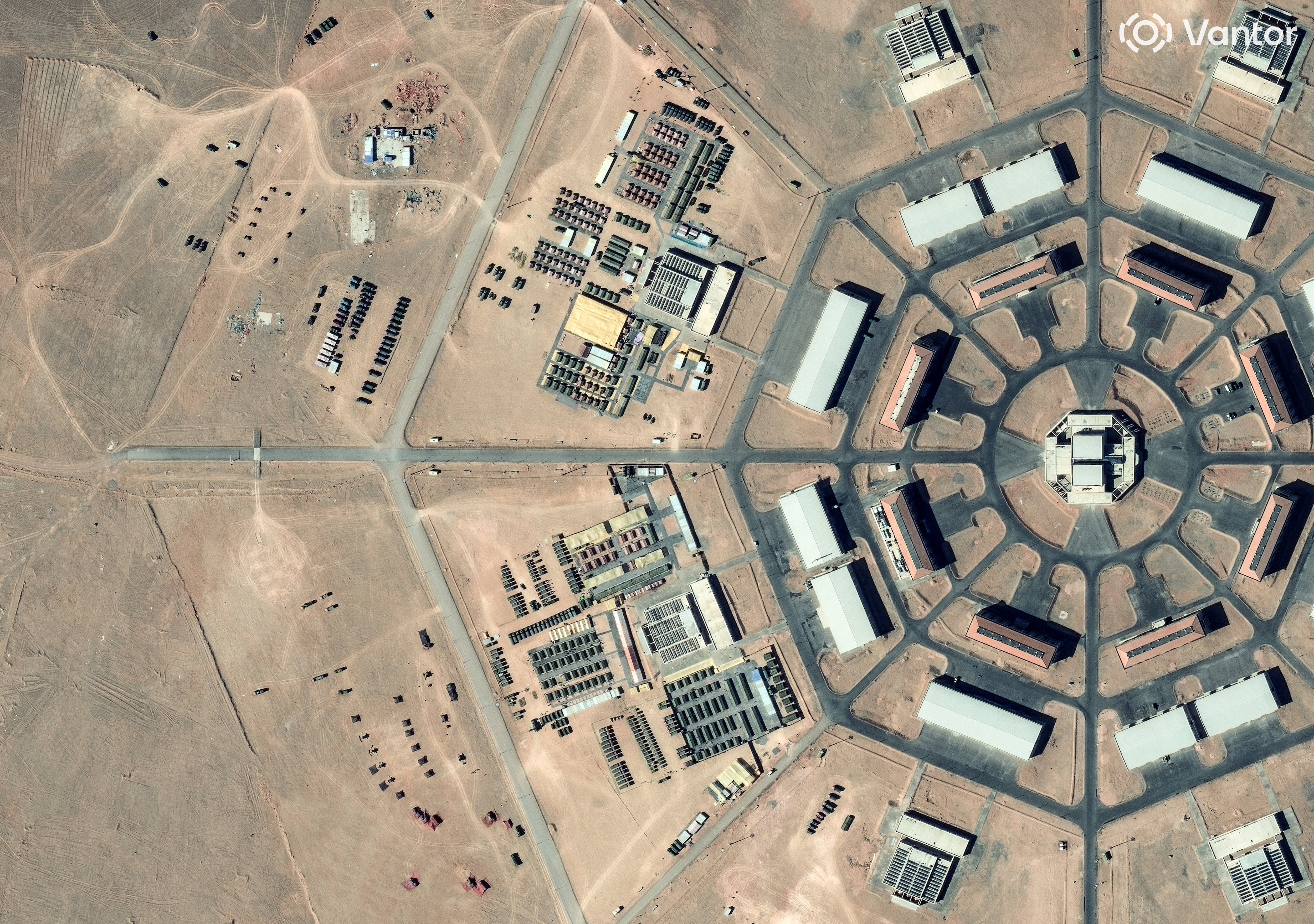 Una imagen satelital muestra actividad militar en curso en la instalación octogonal de Xinjiang, con grandes tiendas de campaña y diversos vehículos militares, en la Región Autónoma Uigur de Xinjiang, China, el 30 de abril de 2026. Vantor/Handout vía REUTERS
