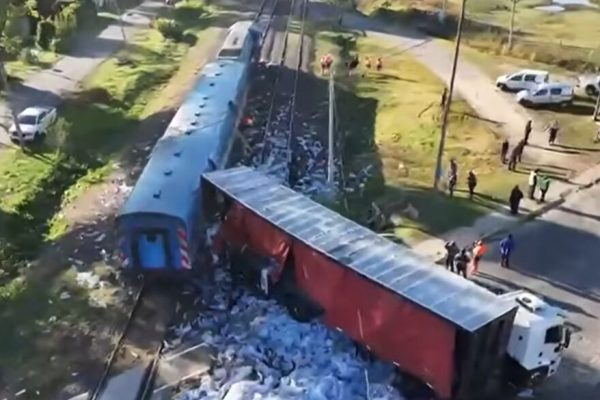 Impactante choque entre un tren y un camión en Pilar: la línea San Martín está reducida