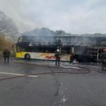 Impactante incendio en la autopista 25 de mayo: un micro se prendió fuego a la altura de Parque Chacabuco