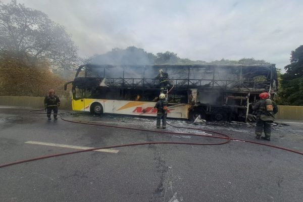 Impactante incendio en la autopista 25 de mayo: un micro se prendió fuego a la altura de Parque Chacabuco