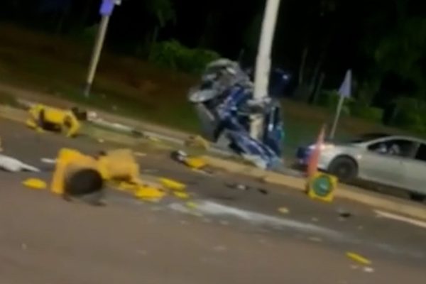 Impresionante despiste, choque y destrucción en Posadas: conducía alcoholizado y embistió un semáforo