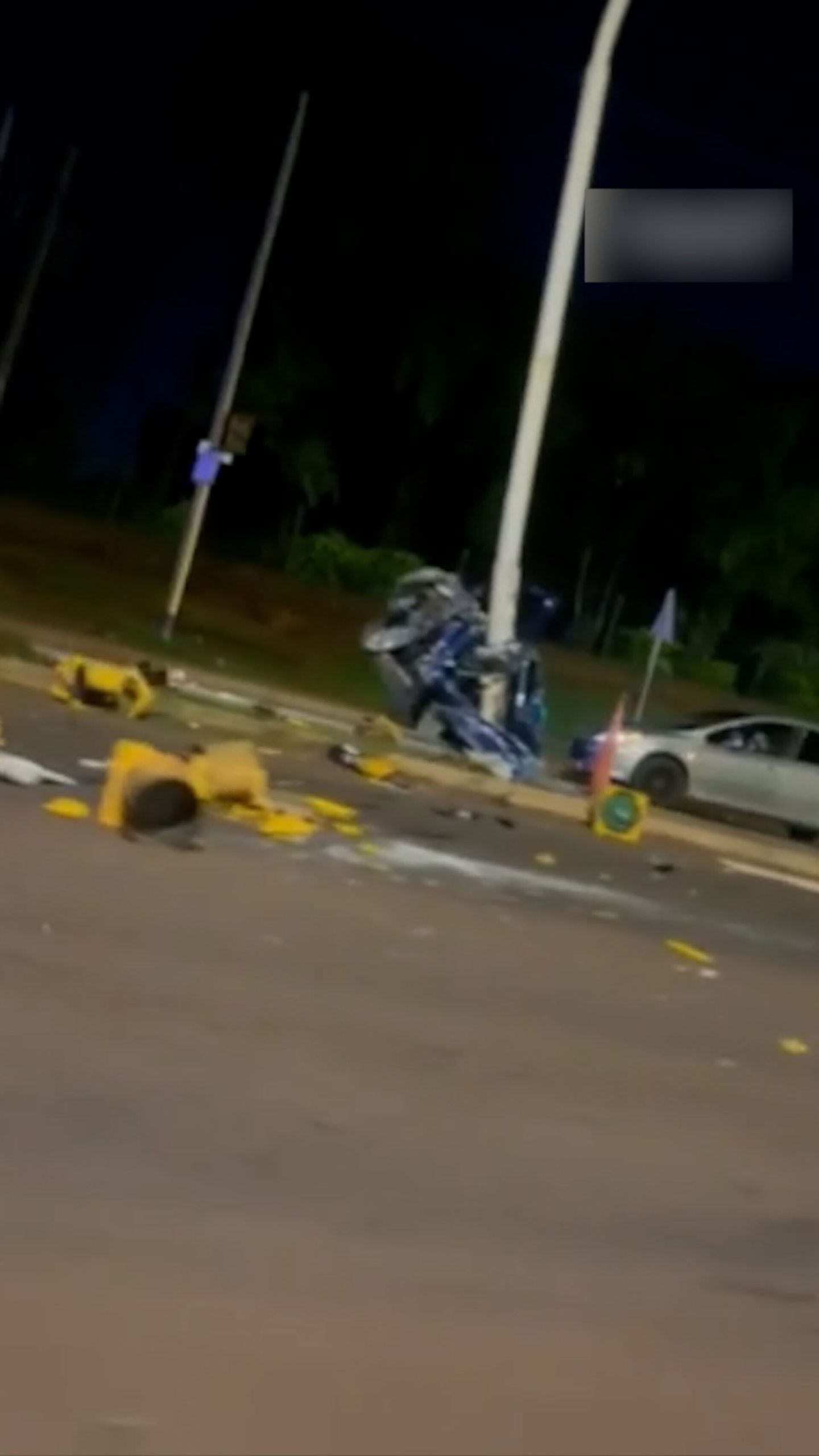 Impresionante despiste, choque y destrucción en Posadas: conducía alcoholizado y embistió un semáforo