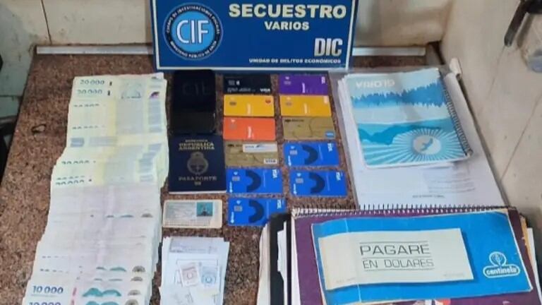Parte de los documentos secuestrados por las autoridades (El Tribuno)