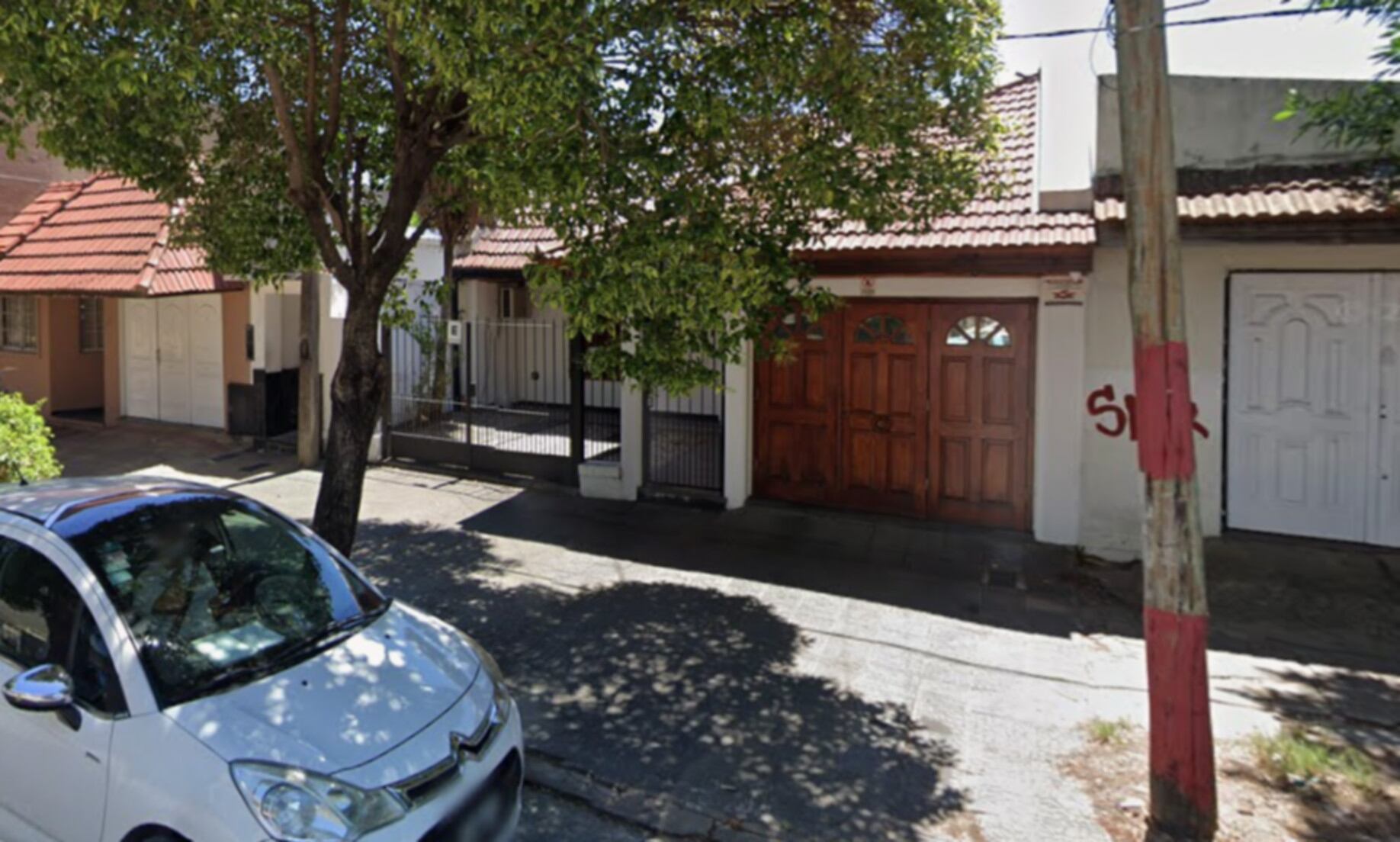 La fachada de la casa en La Plata donde delincuentes drogaron a un perro para perpetrar un robo (Google Maps)