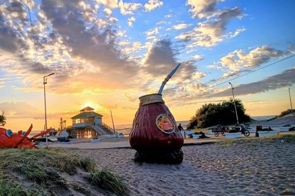 Insólito robo en Mar del Tuyú: se llevaron la bombilla de una emblemática escultura de un mate gigante