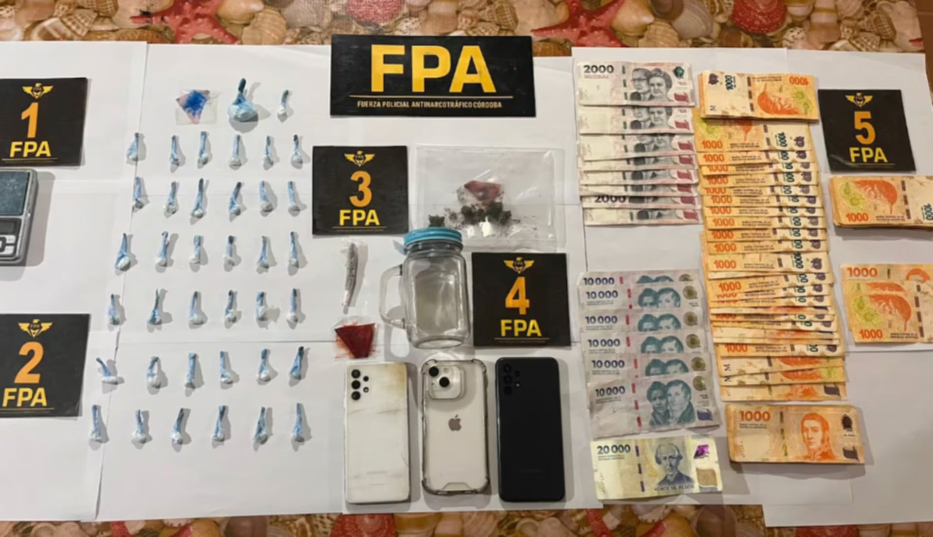 La PFA secuestró cocaína, cannabis, efectivo y teléfonos celulares (Fuente: El Doce.tv)