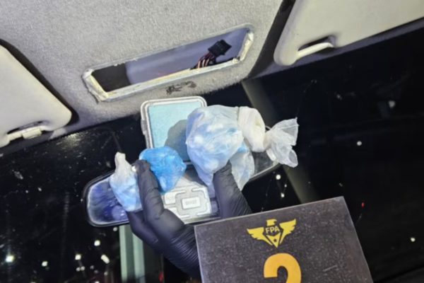 Intentó descartar cocaína por la ventanilla del auto durante un control policial y terminó detenido: tenía antecedentes