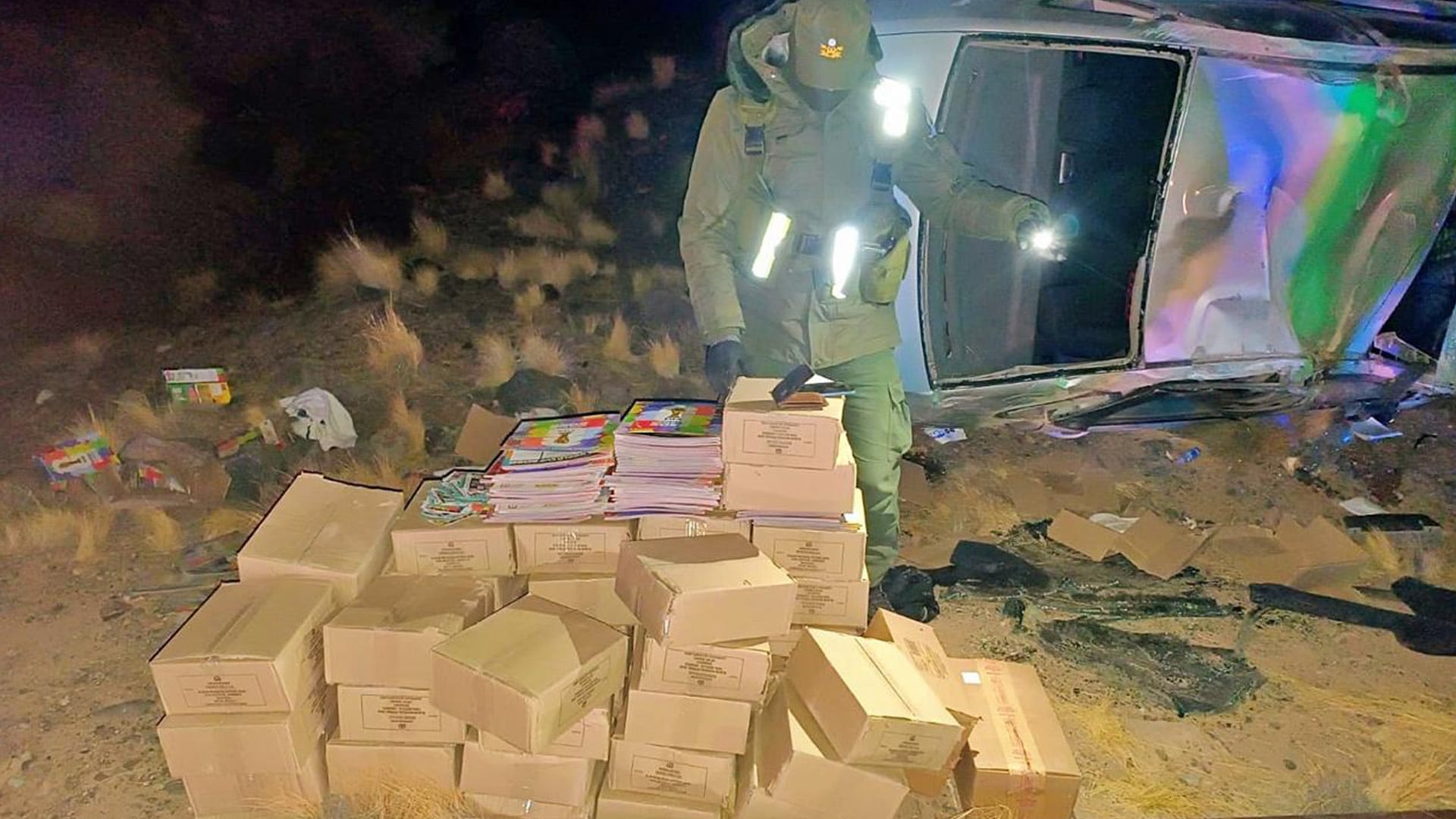 Un agente de seguridad examina el cargamento de álbumes y figuritas del Mundial 2026 hallado tras el accidente vehicular