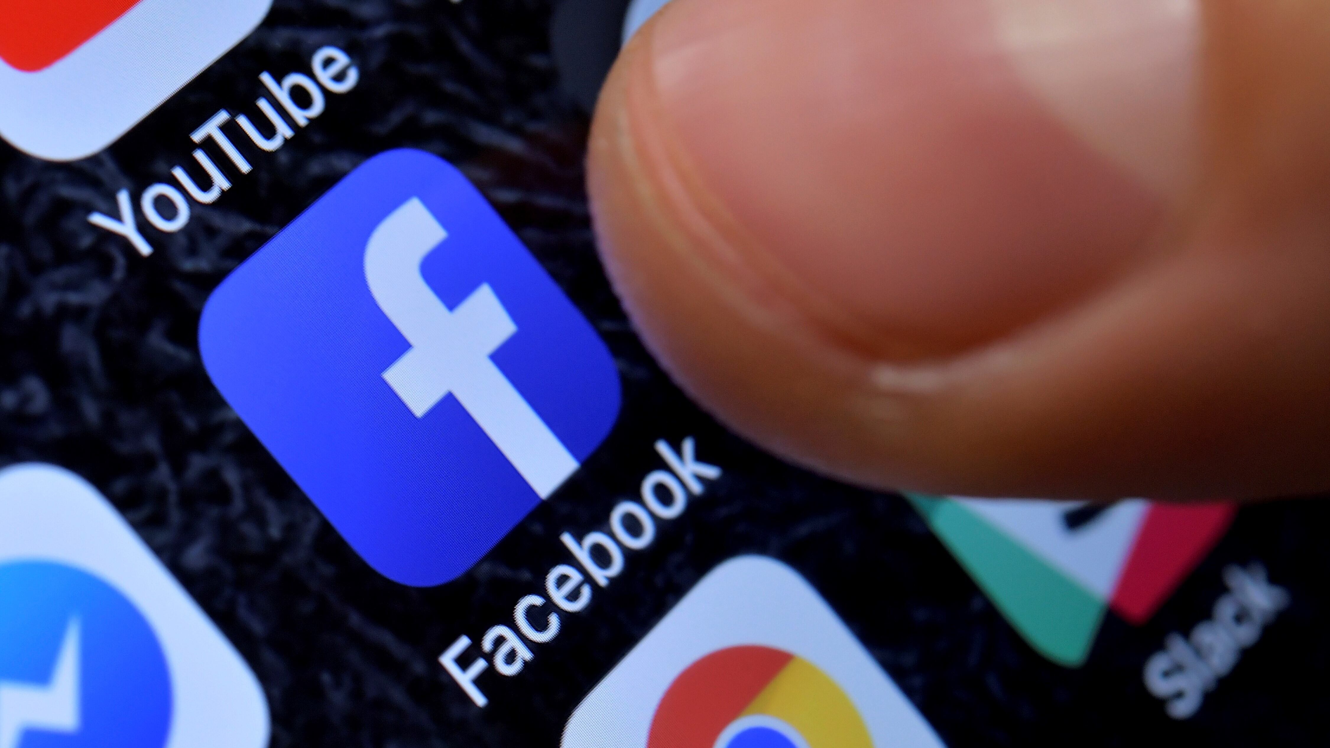 Investigaciones de Harvard identifican descensos de ansiedad, depresión e insomnio tras una semana de uso moderado del celular (EFE/ Sascha Steinbach)