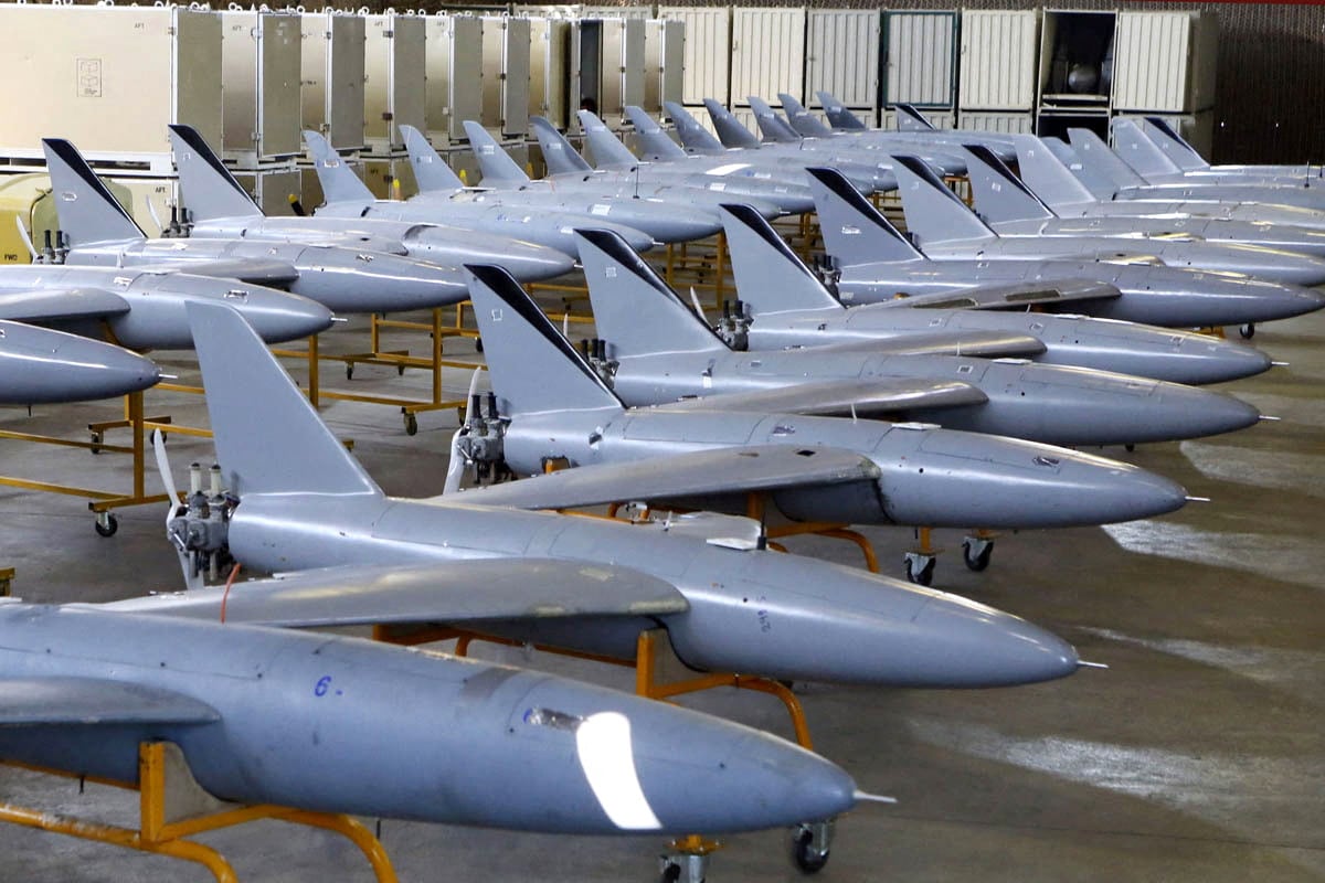 Drones iraníes exhibidos durante una ceremonia de incorporación de nuevos aparatos a la organización de combate del Ejército iraní en un lugar no revelado de Irán (Ejército iraní/WANA/Cedida a REUTERS)