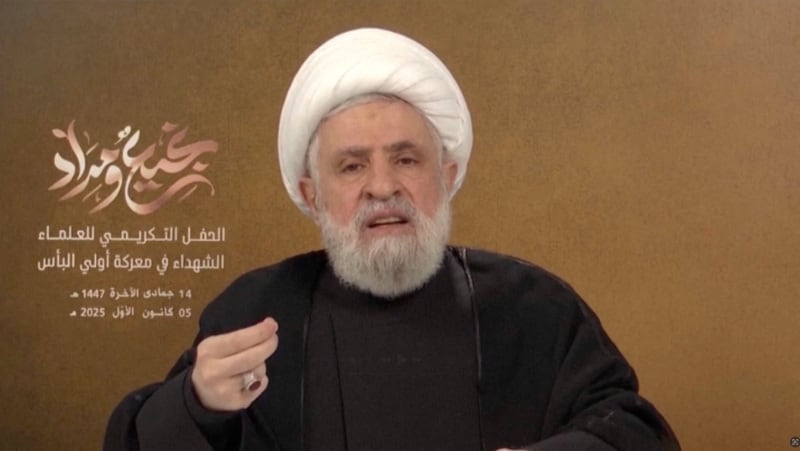 El líder de Hezbollah, Naim Qassem, en un discurso televisado desde un lugar no revelado, el 5 de diciembre de 2025. Este martes llamó a abandonar las negociaciones con Israel y prometió convertir el sur del Líbano en 