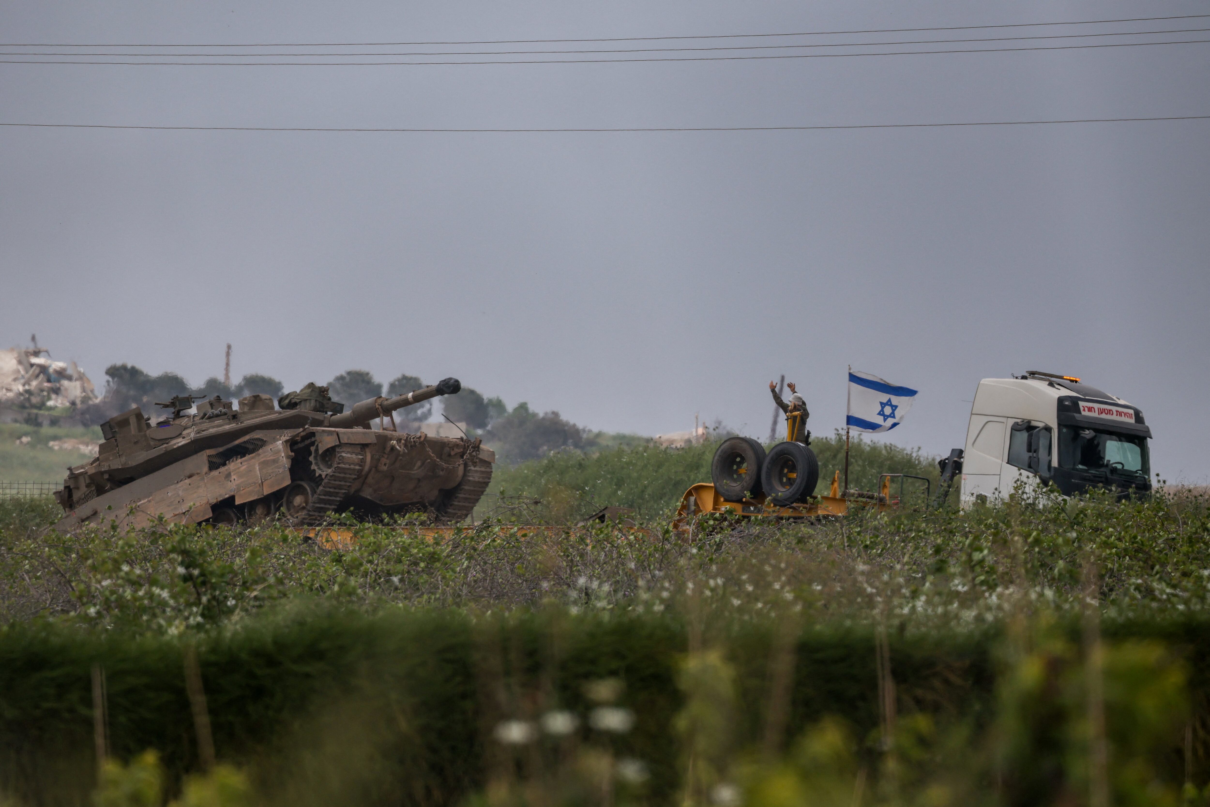 Un soldado israelí junto a un tanque en la frontera con el Líbano, el 3 de mayo de 2026, mientras las tropas israelíes mantienen su presencia en el sur del país pese al alto el fuego vigente desde el 17 de abril. (Shir Torem/Reuters)